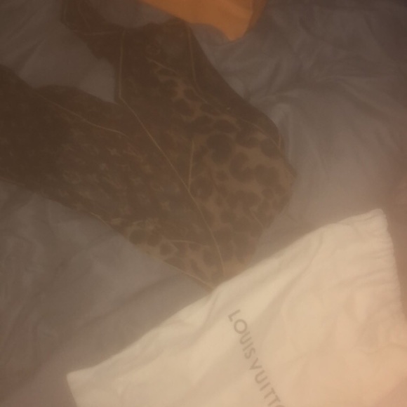 Louis Vuitton scarf ❤️ - Picture 2 of 3